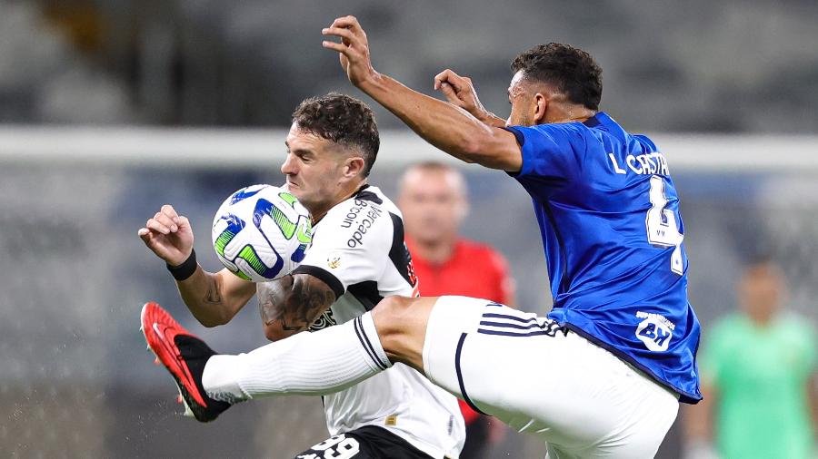 Luciano Castán e Vegetti brigam pela bola em Cruzeiro x Vasco, duelo do Campeonato Brasileiro