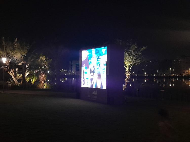 Telão na área de fumantes da Fifa Fan Zone do Mundial de Clubes, na Arábia Saudita