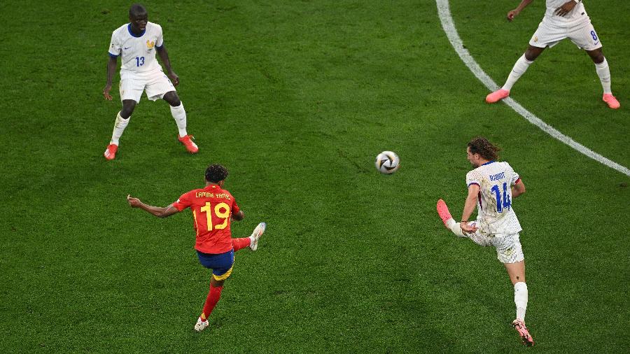 Yamal fez um golaço de fora da área em Espanha x França, duelo da Eurocopa