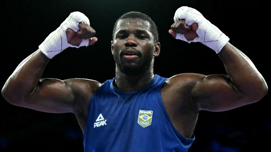 Boxeador brasileiro Wanderley Pereira comemora ao vencer no boxe das Olimpíadas de Paris