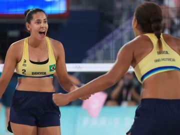 Ana Patrícia e Duda mantêm embalo e avançam às quartas no vôlei de praia