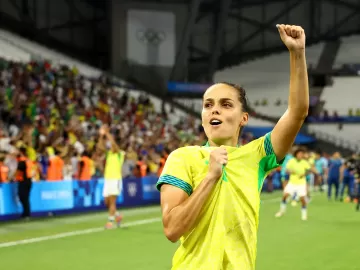 Brasil goleia Espanha por 4 a 2 e terá Marta em final olímpica após 16 anos