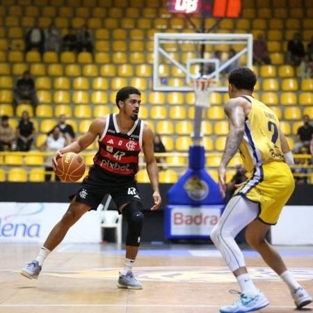 Alexey Borges em ação na partida entre Flamengo e Mogi pelo NBB