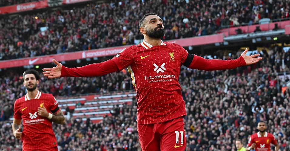 Salah comemora gol pelo Liverpool após marcar de pênalti em clássico contra o Chelsea, pelo Campeonato Inglês