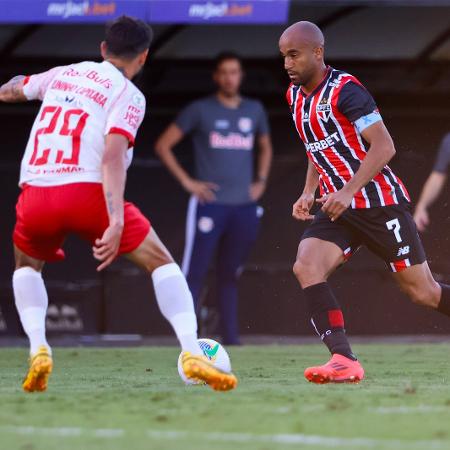 Lucas e Juninho Capixaba em ação durante jogo entre Bragantino e São Paulo pelo Brasileirão