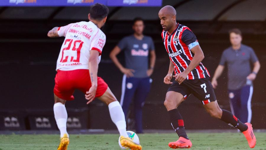 Lucas e Juninho Capixaba em ação durante jogo entre Bragantino e São Paulo pelo Brasileirão