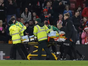 Treinador atualiza estado de goleiro que sofreu choque de cabeça na Premier League