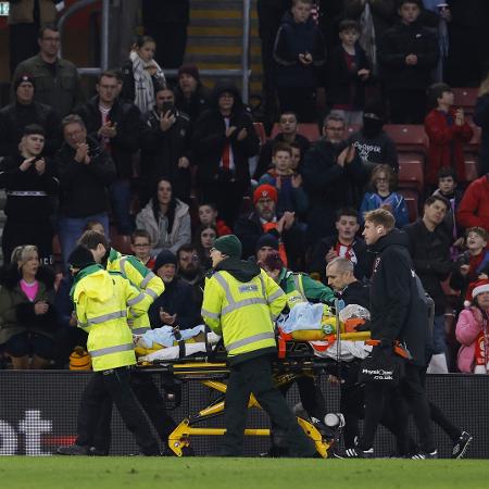  Lukasz Fabianski, goleiro do West Ham, é atendido após bater a cabeça em jogo pelo Inglês