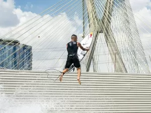 Italo Ferreira 'voa' em piscina de ondas na Marginal Pinheiros; assista