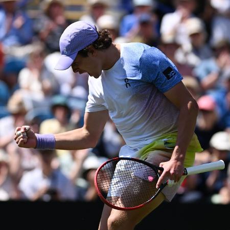 Fonseca comemora comemora vitória sobre Zizou Bergs em Eastbourne