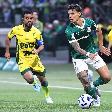 Richard Ríos em ação durante Palmeiras x Mirassol, confronto do Brasileirão