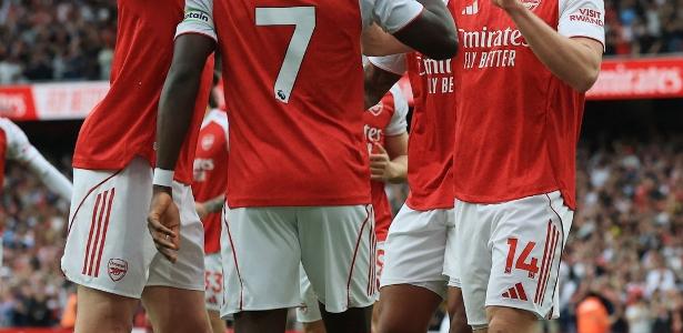 Arsenal domina o Fulham, mantém liderança do Inglês e seca o City