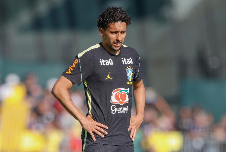 marquinhos-durante-treino-da-selecao-brasileira-antes-da-copa-do-mundo-1780594992607_v2_750x1 Seleção Brasileira Testa Novos Nomes: Rayan e Léo Pereira Ganham Chance de Titularidade Antes da Copa