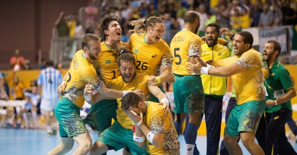 Brasil comemora medalha de ouro no handebol masculino contra a Argentina