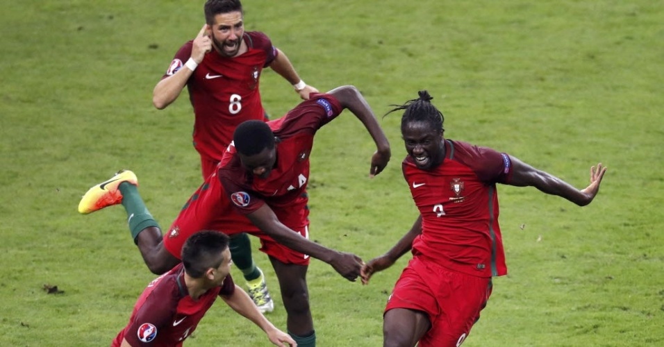 Jogadores de Portugal comemoram gol contra a França na final da Eurocopa