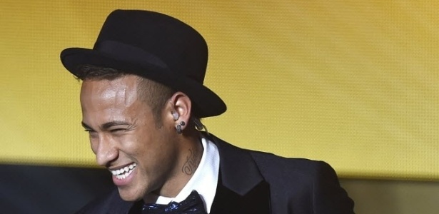 Jogadores como Neymar trocarão os agasalhos por ternos em viagens da seleção  - AFP PHOTO / OLIVIER MORIN