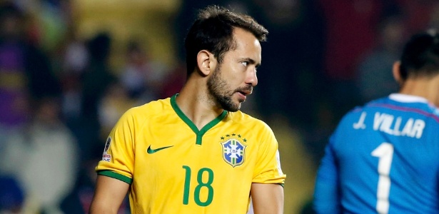 Everton Ribeiro em ação pela seleção brasileira durante partida pela Copa América de 2015 - REUTERS/Andres Stapff