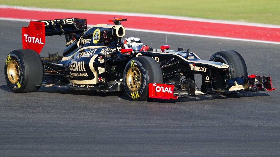 Polonês vai à pista com uma Lotus E20, utilizada por Kimi Raikkonen e Romain Grosjean em 2012 - Jim Watson/AFP Photo