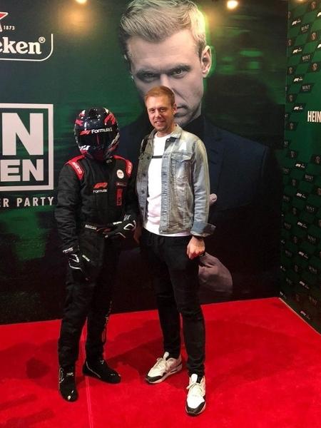 Seria esse o mascote da Fórmula 1, Axel, ao lado do DJ Armin van Buuren? - Divulgação