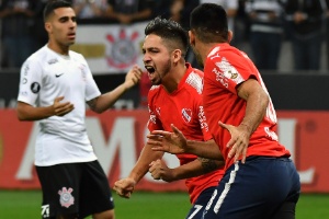 SÃO PAULO, SP - 02.05.2018: CORINTHIANS X INDEPENDIENTE - Corinthians'  Jadsoayplays the ballh Nicolás Figal do Independiente during a maa match  between Corinthians and Club Atlético Independiente (Argentina), valid for  the fourth