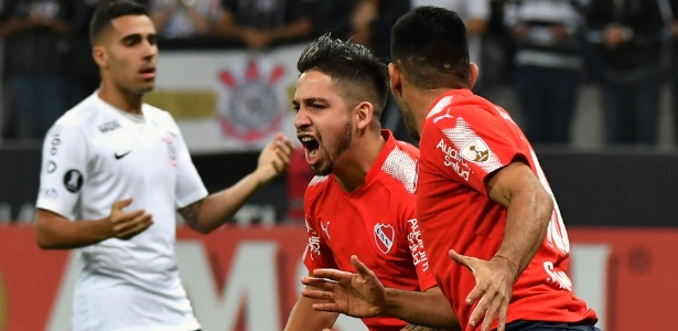 Corinthians sofreu dois gols no primeiro tempo e acabou derrotado em Itaquera - AFP PHOTO / NELSON ALMEIDA