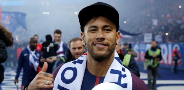 Neymar comemora o título francês com o PSG - REUTERS/Pascal Rossignol