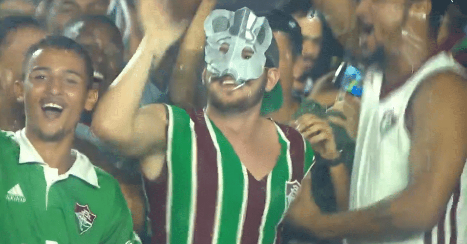 Torcedor do Fluminense usa máscara de rato durante clássico contra o Vasco em São Januário