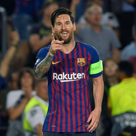 Lionel Messi sorri durante goleada do Barcelona sobre o PSV na Liga dos Campeões - LLUIS GENE / AFP