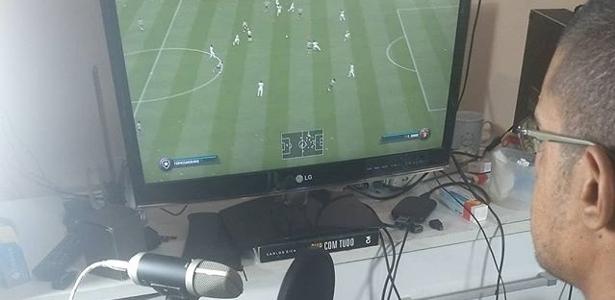 Resultado de imagem para Ele nasceu sem as mãos e virou craque jogando Fifa só com os pés