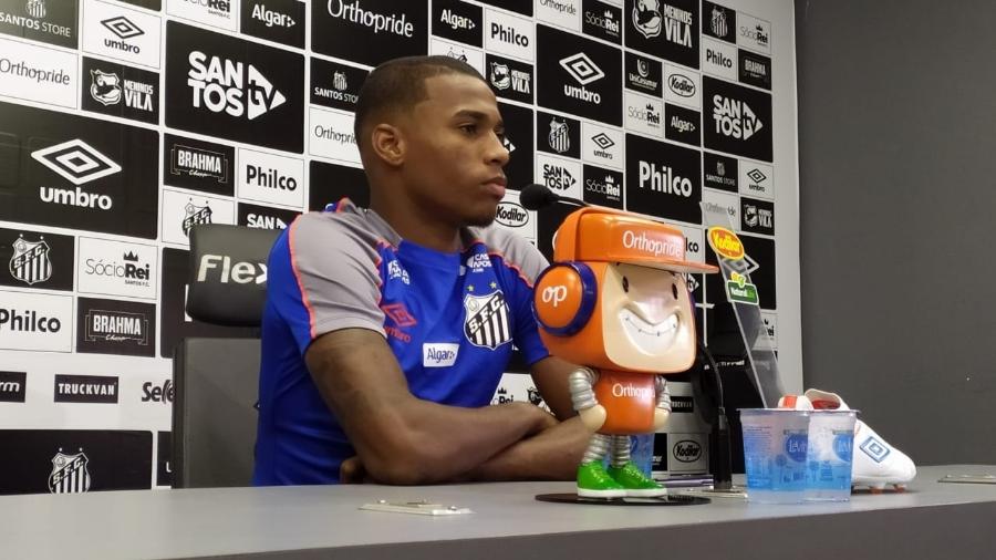 Jean Lucas concede entrevista coletiva no CT do Santos - UOL