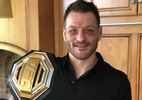 No aniversário, Miocic posta foto segurando cinturão do UFC e bolo - Reprodução/Instagram