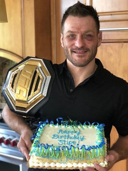 Stipe Miocic posa com bolo de aniversário e cinturão do UFC - Reprodução/Instagram