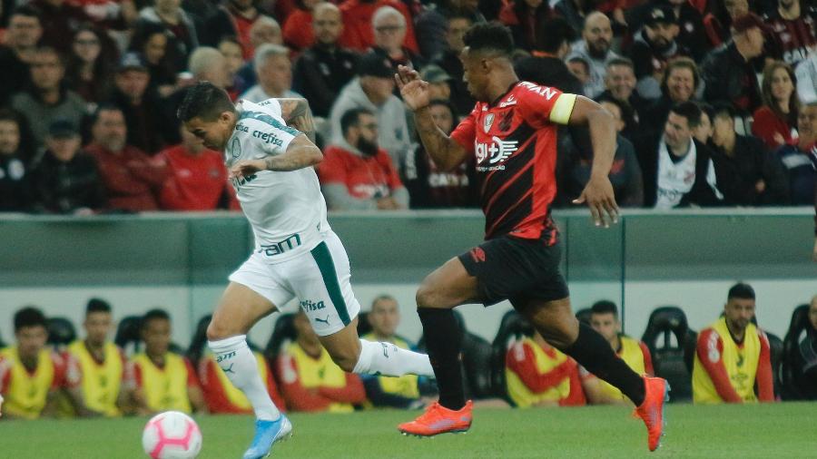 Dudu, do Palmeiras, disputa lance com Wellington, do Athletico-PR, em jogo pelo Brasileirão - Gabriel Machado/AGIF