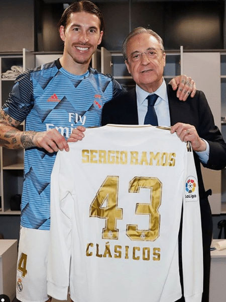 O zagueiro espanhol Sergio Ramos e Florentino Pérez, presidente do Real Madrid. Jogador ganhou uma camisa com o número recorde de vezes em que entrou em campo para jogar o clássico contra o Barcelona.  - Reprodução/Instagram