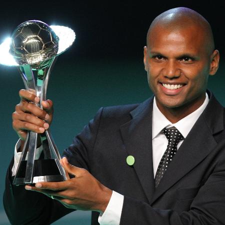 Jefferson e o troféu de melhor goleiro do Carioca de 2010 - Buda Mendes/LatinContent/Getty Images