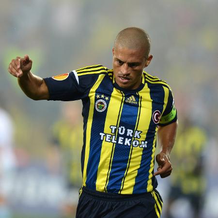 Brasileiro Alex em partida pelo Fenerbahce na Turquia - EuroFootball/Getty Images