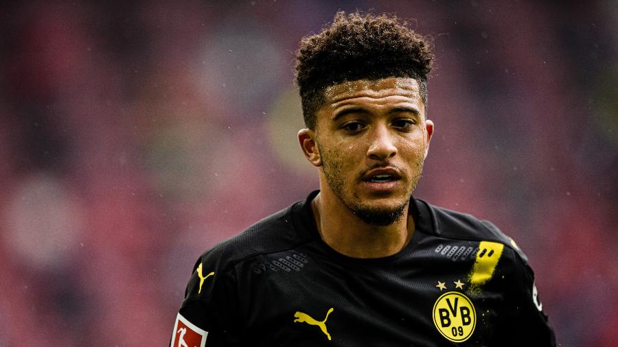 Jadon Sancho em ação com a camisa do Borussia Dortmund; jovem fica no clube alemão até, pelo menos, janeiro - Sebastian Widmann/Bundesliga/Bundesliga Collection via Getty Images