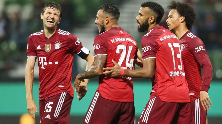 Choupo-Moting comemora gol contra o Bremer com companheiros - Joern Pollex/Getty Images