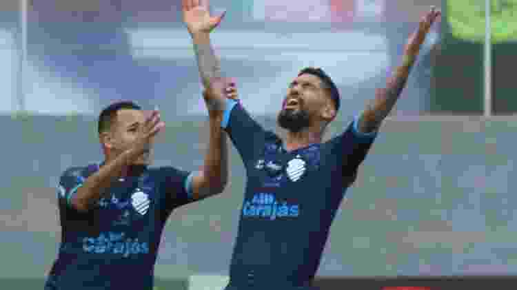 Yuri comemora após marcar para o CSA na partida contra o Cruzeiro, Arena Independência, pela Série B - Fernando Moreno/Fernando Moreno/AGIF - Fernando Moreno/Fernando Moreno/AGIF