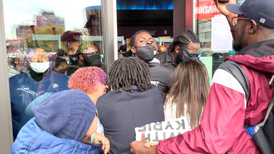 Manifestantes anti-vacina tentam invadir o Barclays Center durante jogo da NBA - Twitter/@justericthomas/via Reuters