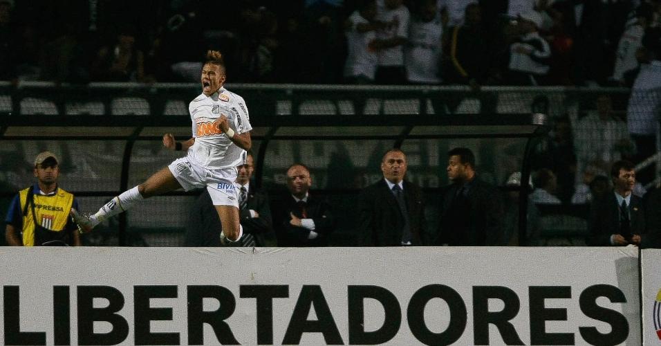 2011 - Neymar comemora após marcar o primeiro gol da final da Libertadores entre Santos e Peñarol