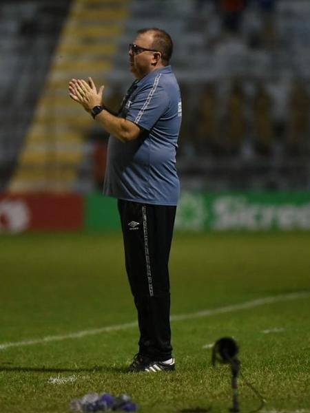 Auxiliar Marcelo Fernandes à frente do Santos