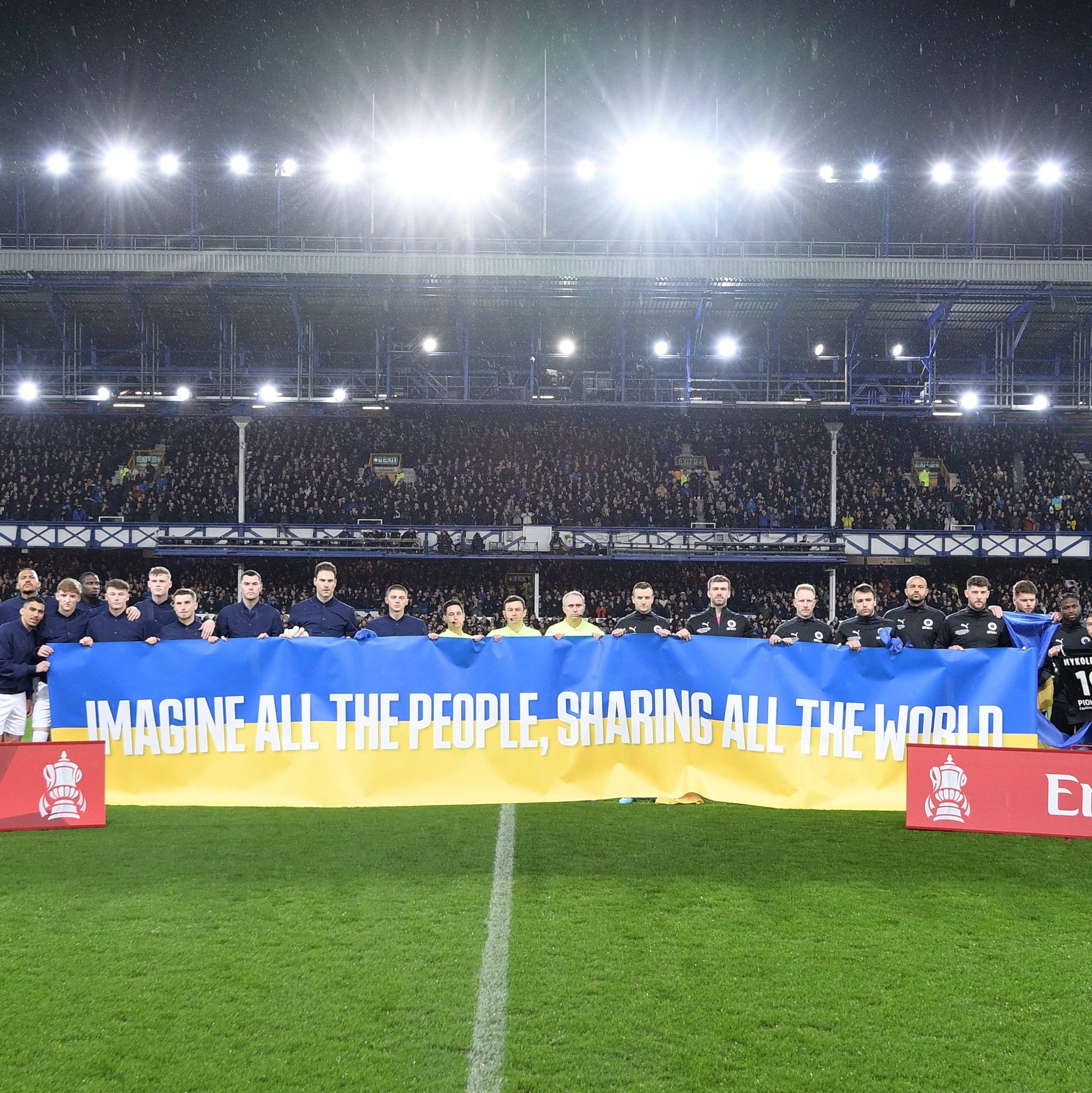 Liga Inglesa de Futebol se manifesta publicamente em apoio à Ucrânia