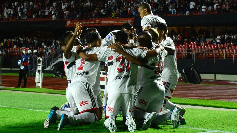 Jogadores do São Paulo comemoram gol de Arboleda contra o Everton-CHI, pela Sul-Americana - Staff Images / CONMEBOL
