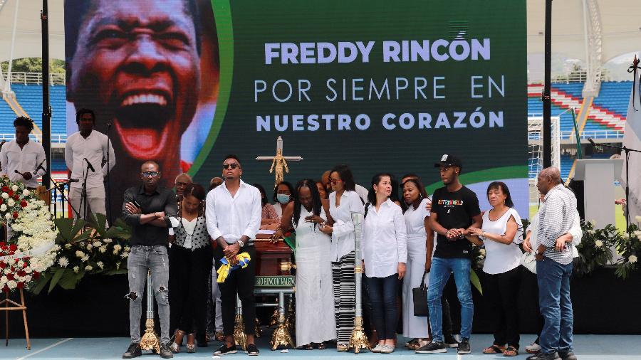 Familiares e fãs do ex-jogadores Freddy Rincon se despedem do ídolo em velório no Estádio Pascual Guerrero, em Cali, na Colômbia. 16/04/2022 - STRINGER/REUTERS