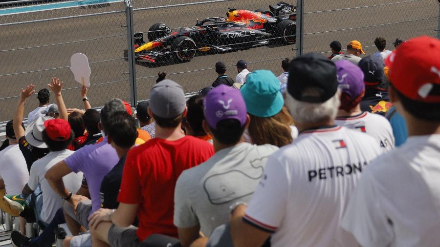 Torcedores vibram com volta de Max Verstappen no GP de Miami - REUTERS/Marco Bello