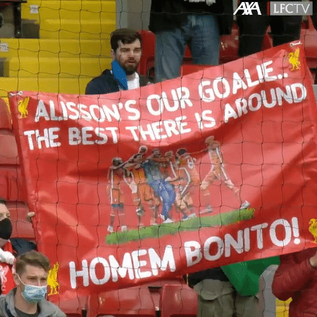 Torcedor do Liverpool levou faixa inusitada homenageando o goleiro Alisson - Reprodução/Liverpool
