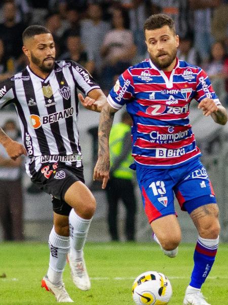 Lucas Lima disputa lance durante a partida entre Atlético-MG e Fortaleza - Fernando Moreno/AGIF