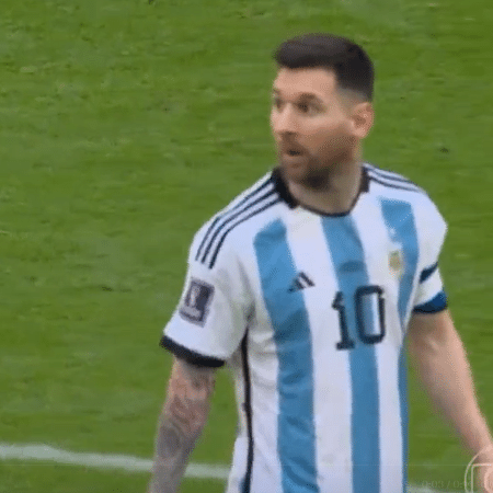 Ali Al Bulayhi, zagueiro da Árabia Saudita, provoca Messi durante jogo da Copa do Mundo - Reprodução / TV Globo