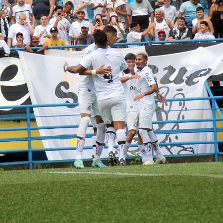 Ivonei, do Santos, marcou um gol de antes do meio de campo contra o Bahia, na 3ª fase da Copinha - Miriam Rosenberger/Estadão Conteúdo